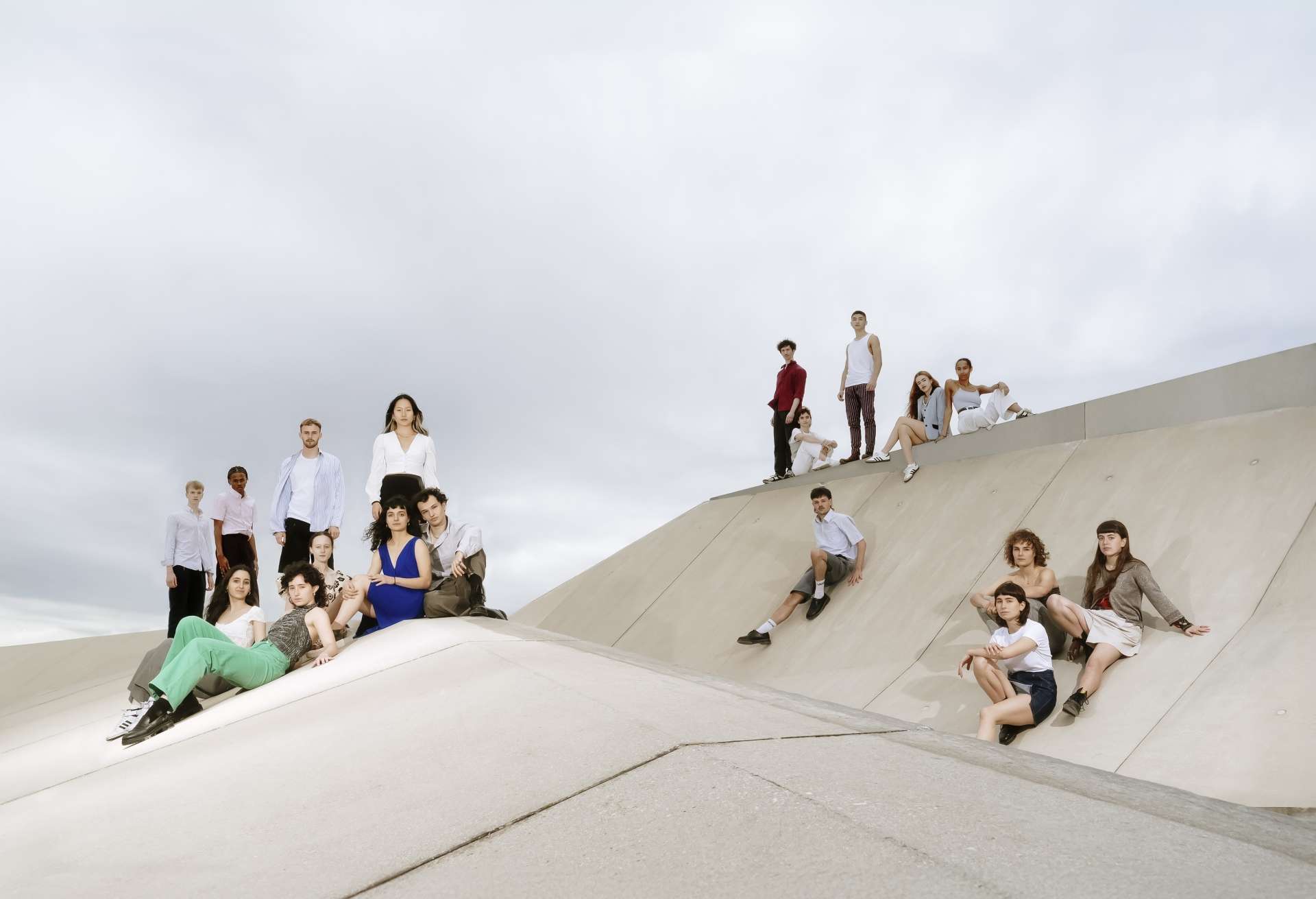 Photo des danseurs et danseuses du ballet du CNSMD de Lyon sur les toits d'un bâtiment. 