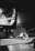Photo de répétition en noir et blanc. Une femme est retenue par un câble et se contorsionne sur le dos.
