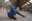 Sous un hangar une danse effectue une figure au sol.
