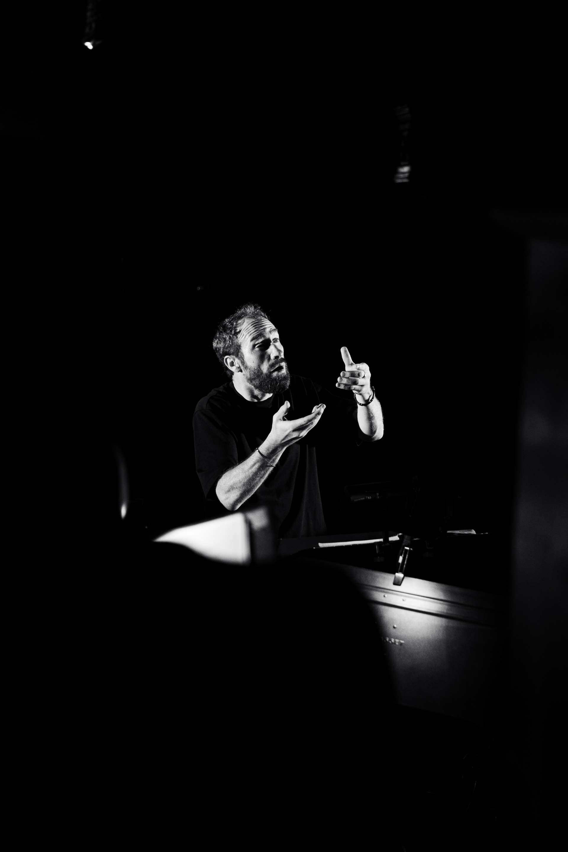 Portrait noir et blanc du chef d'orchestre Simon-Pierre Bestion