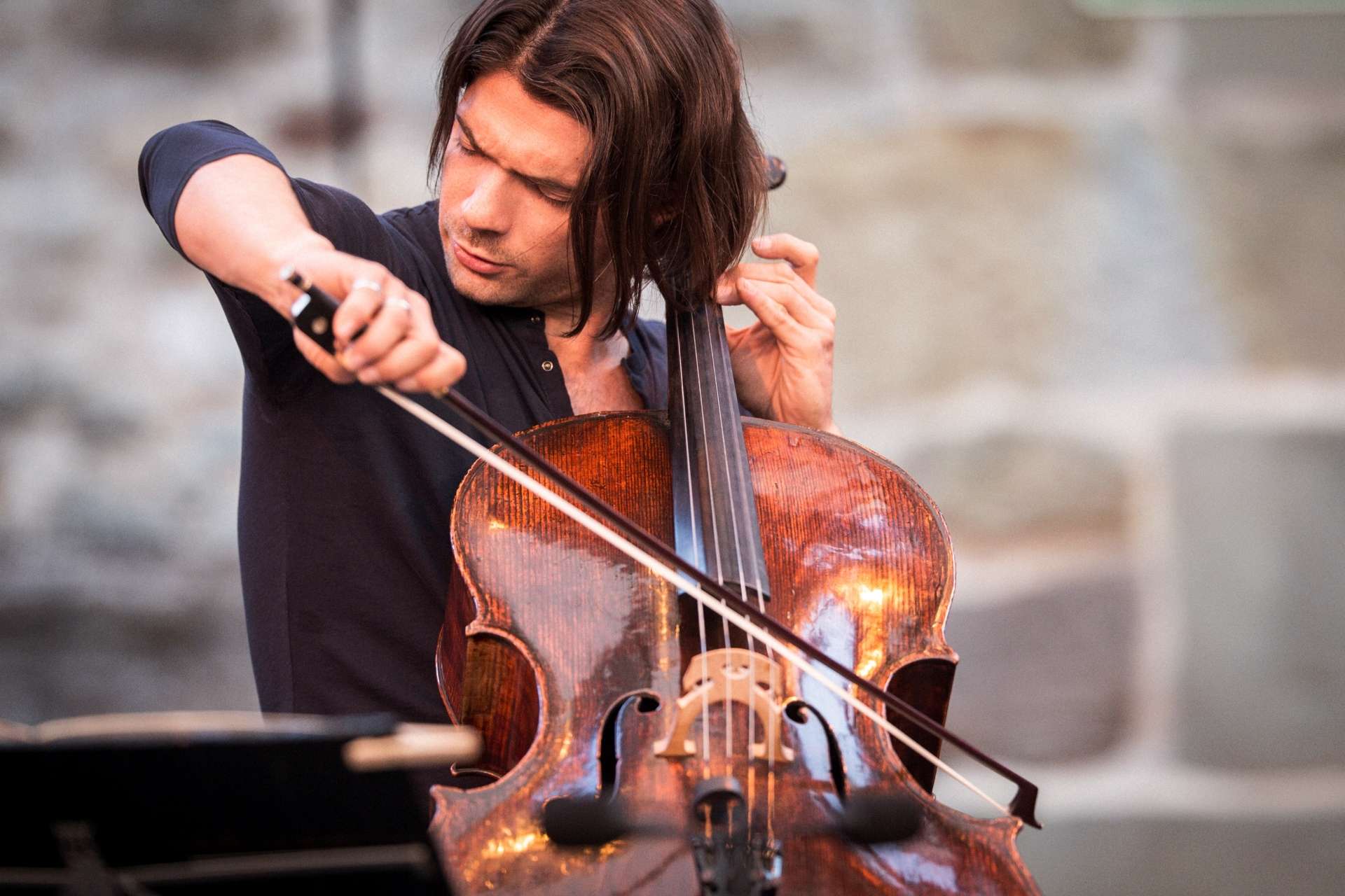 Portrait de Gautier Capuçon jouant de son violoncelle. 