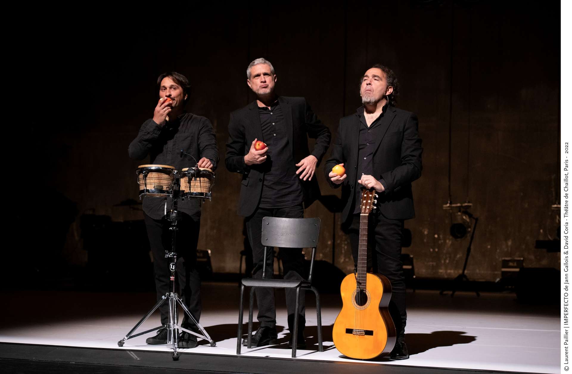 Le trio de cantaores/musiciens est debout en bord de scène avec ses instruments. 