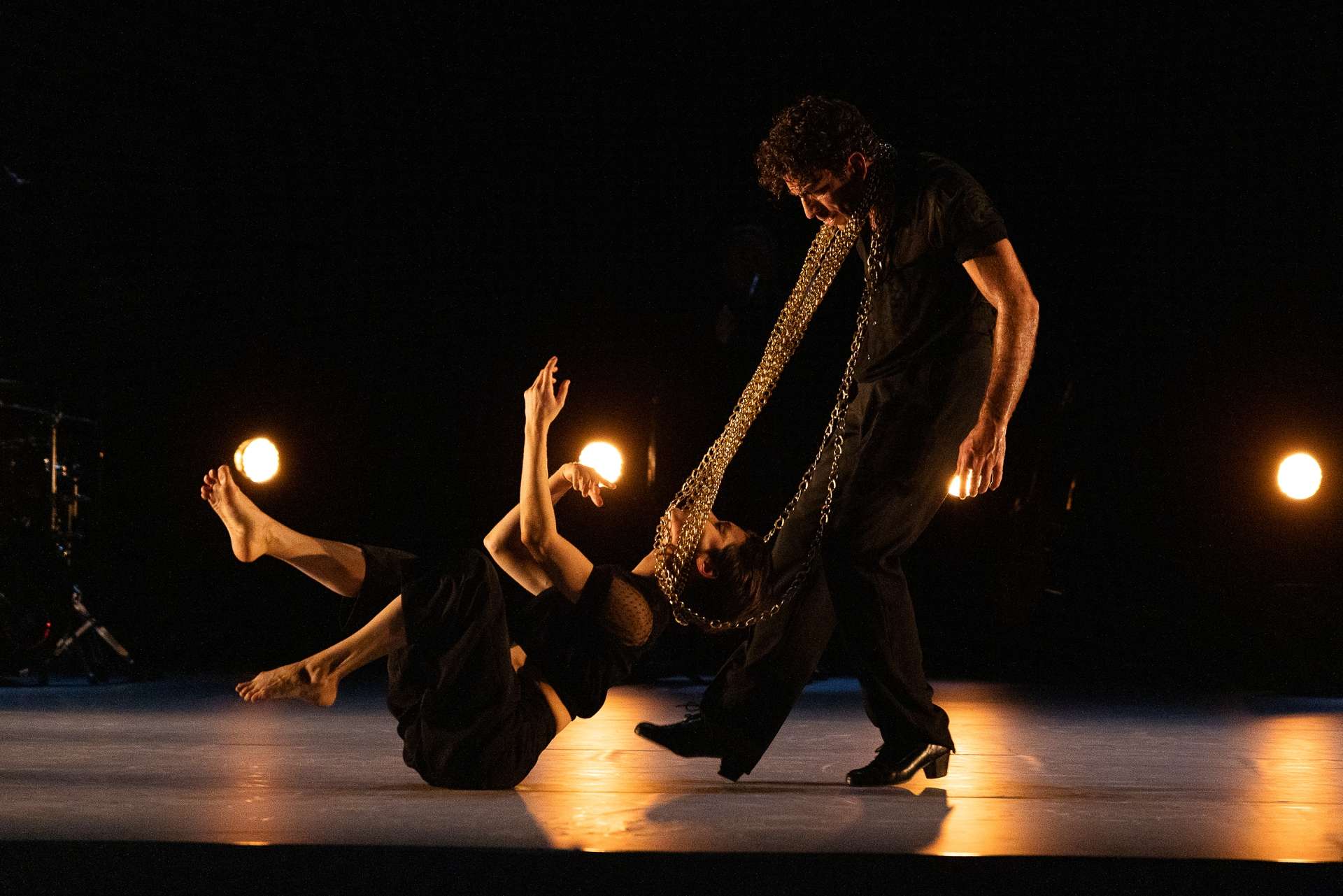 Le duo danse en pleine lumière, David Coria est debout alors que Jann Gallois évolue au sol.