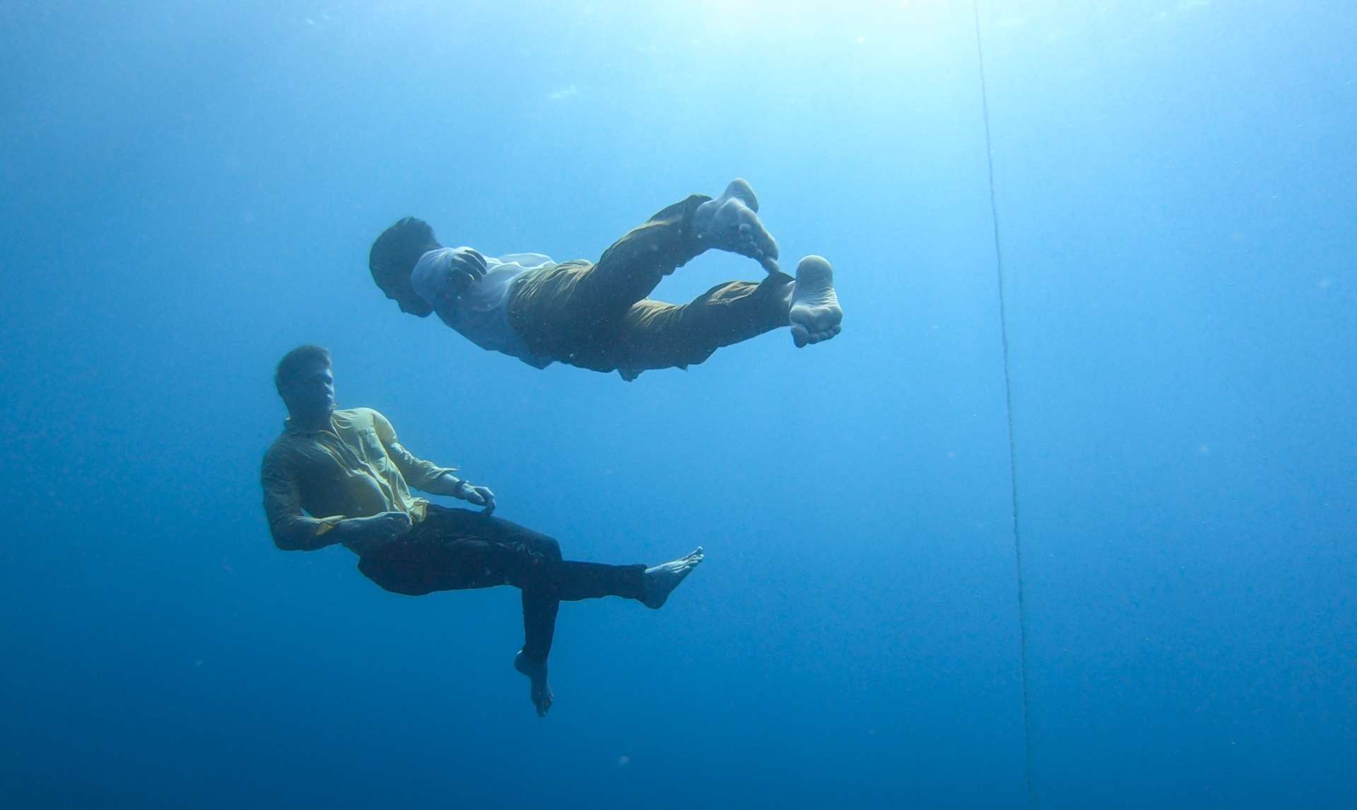 Sous l'eau avec Frédéri Vernier et Sébastien Davis-VanGelder, circassiens apnéistes et interprètes du spectacle Out of the Blue