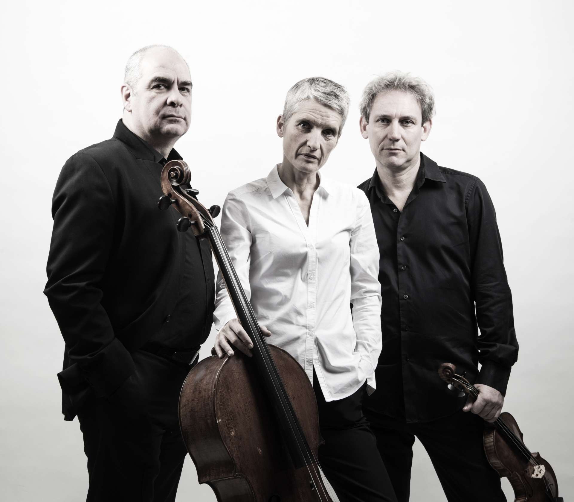 Le trio de musiciens de gauche à droite : Philippe Cassard, Anne Gastinel et David Grimal