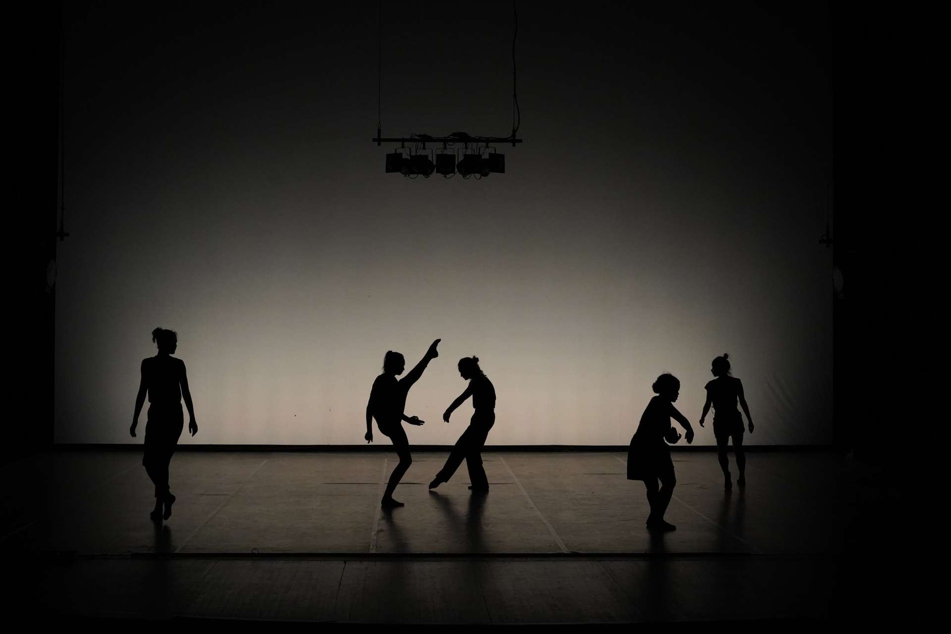 Dans une ambiance de clair obscur, les danseuses interprètent la chorégraphie