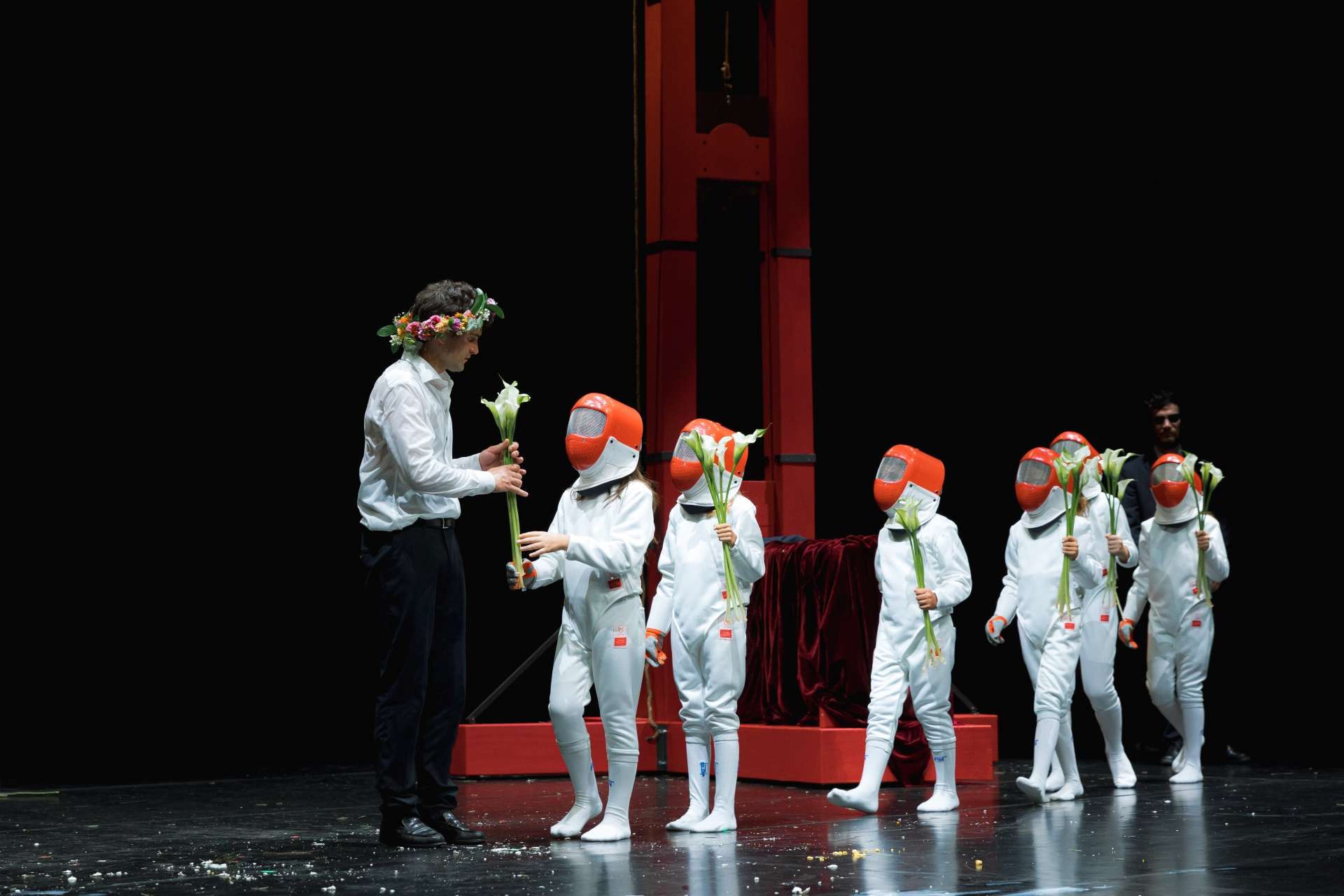 Guillaume Costanza, interprète de la pièce Caridad, distribue des fleurs aux enfants