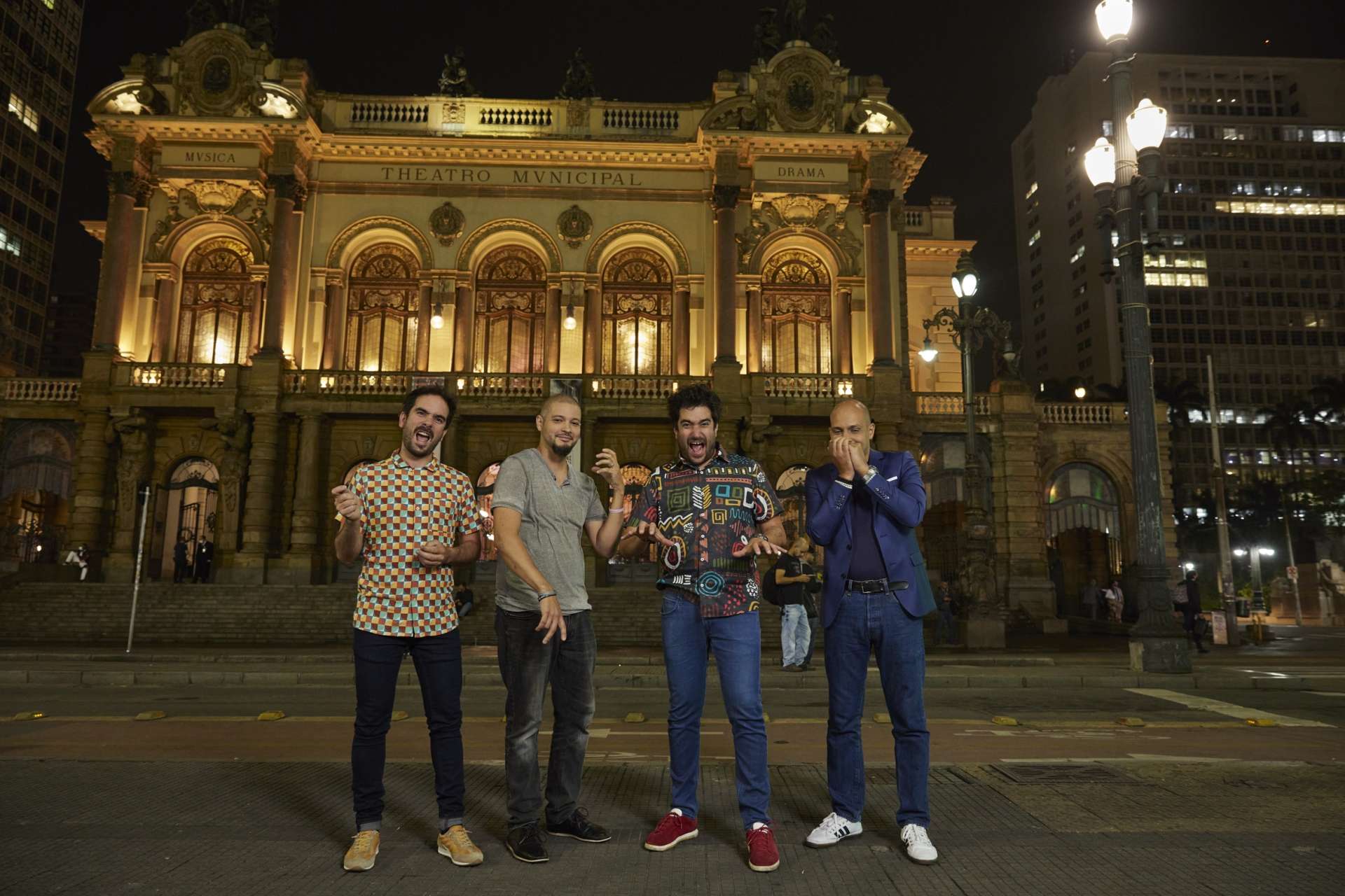 Harold Lopez Nussa et ses trois musiciens posent devant un palais