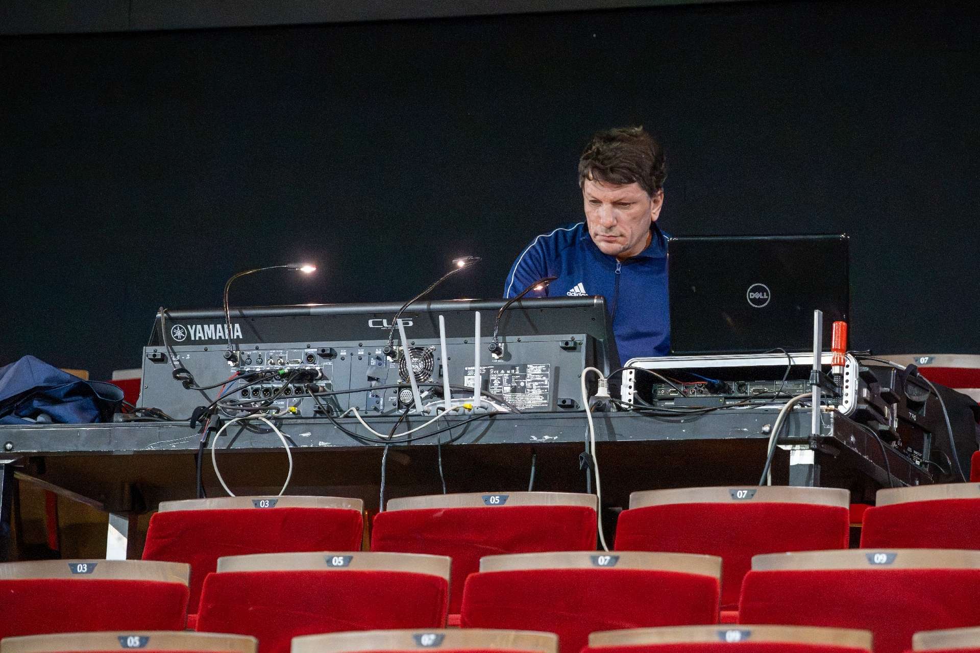 Régisseur son derrière sa console pendant les balances.