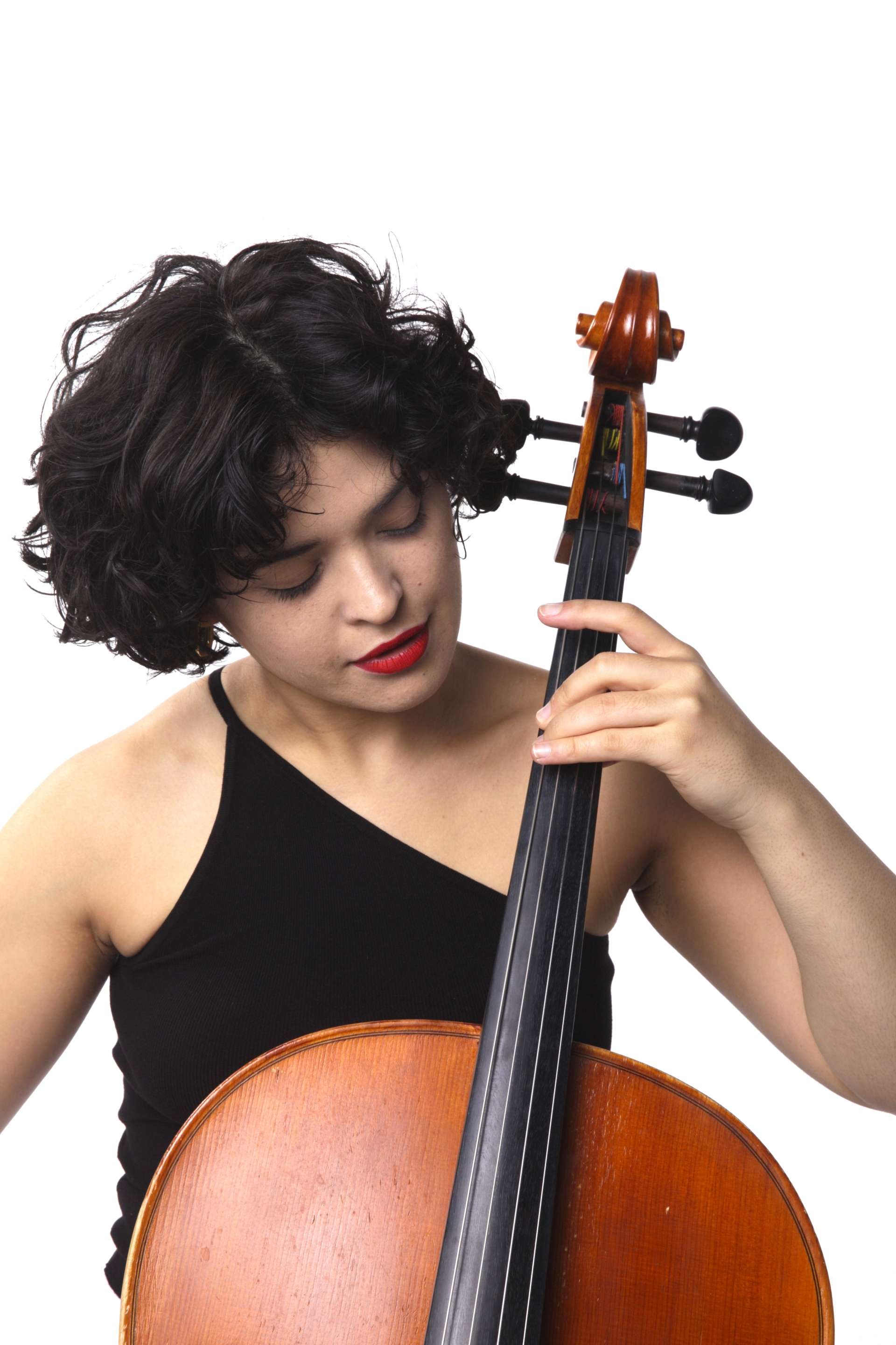 Photo studio. Portrait de face d'Ana Carla Maza jouant du violoncelle. 