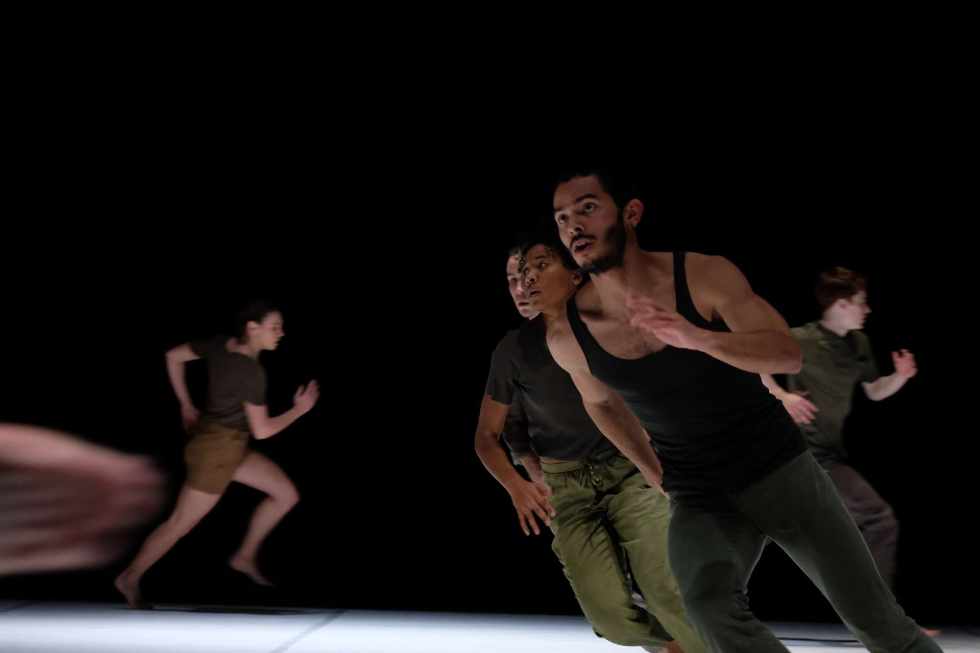 Les interprètes du ballet junior de Genève en pleine course sur scène. 