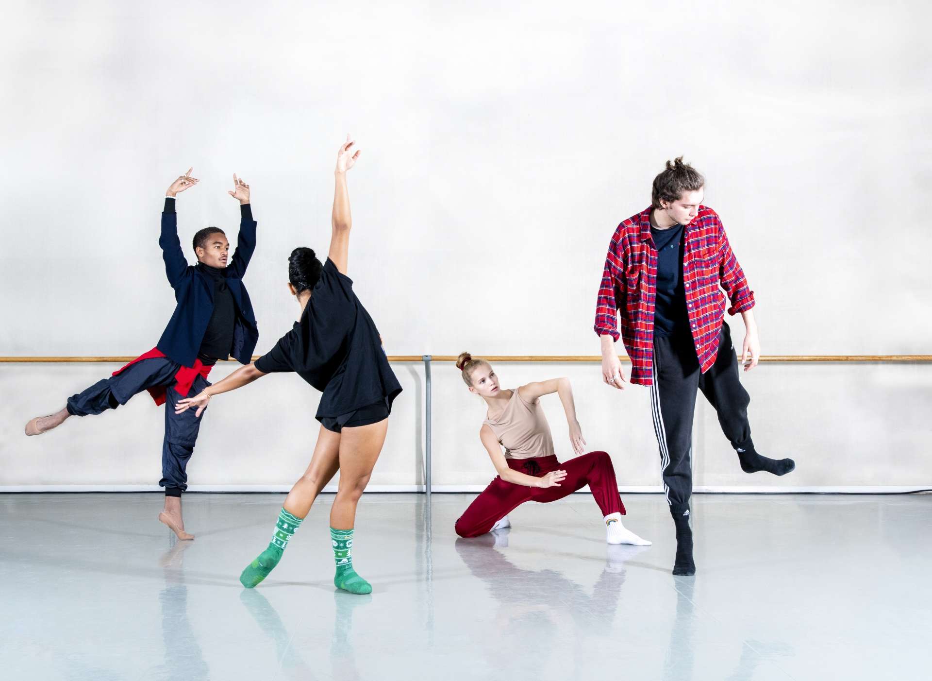 4 jeunes danseurs et danseuses en tenue décontractée répètent leur chorégraphie