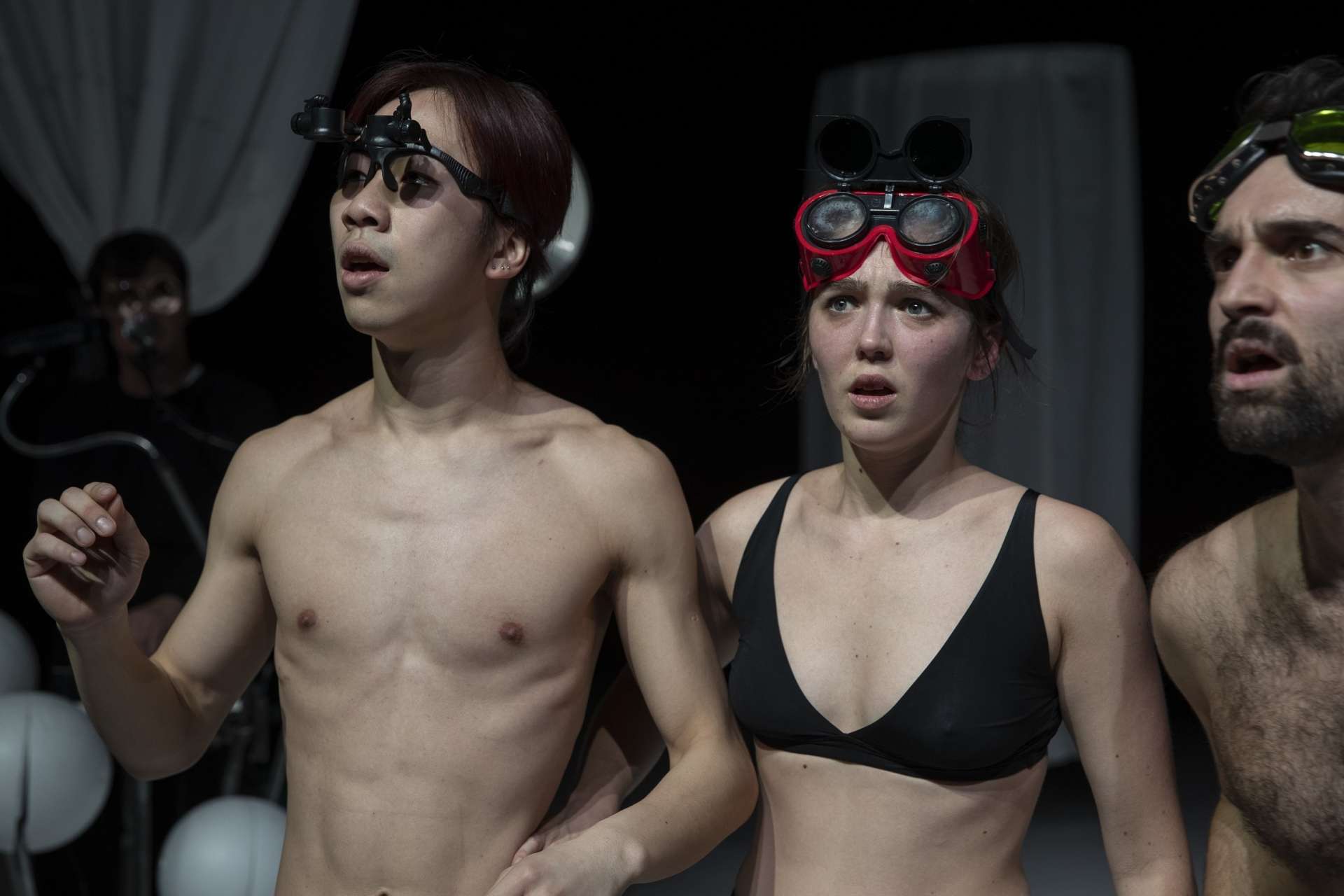 Photo portrait des trois interprètes. Deux hommes et une femme en maillot de bain et avec des lunettes de plongée. 