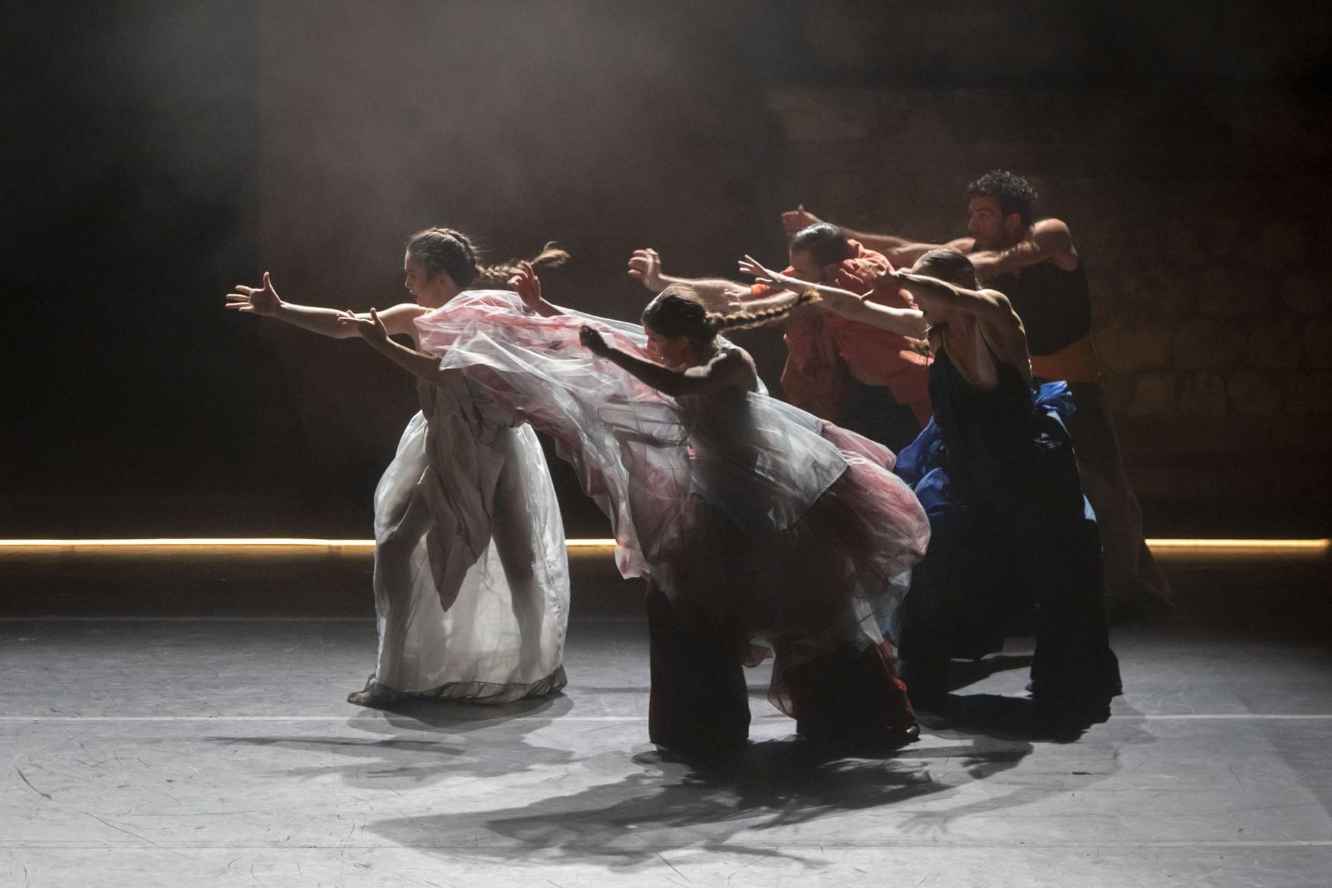 Tous les interprètes de Los Bailes Robados dansent à l'unisson tel un ballet. 