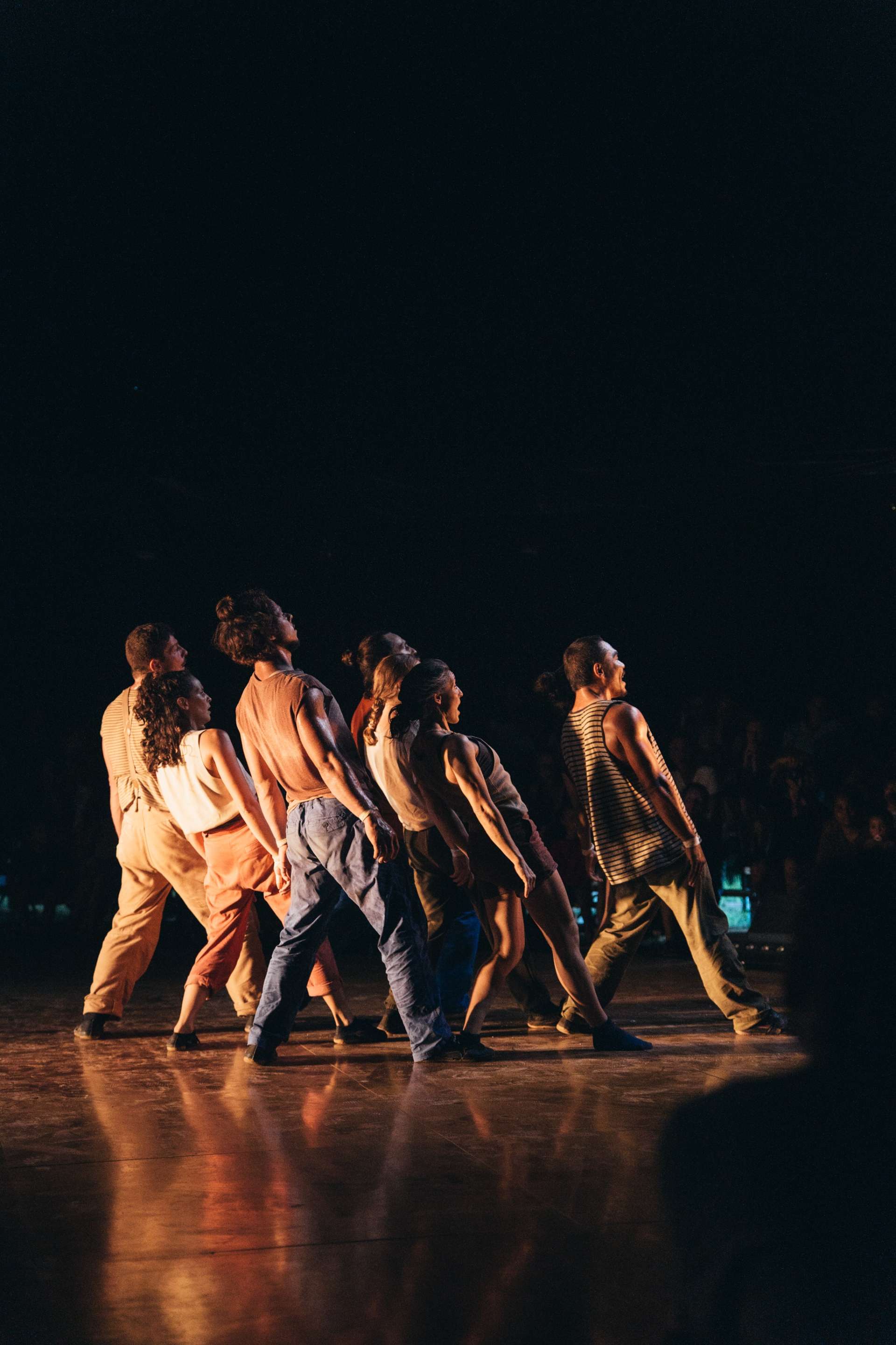 Dans la pénombre de la scène, les huit accrobates forme un ballet sur laquelle la umière se pose. 