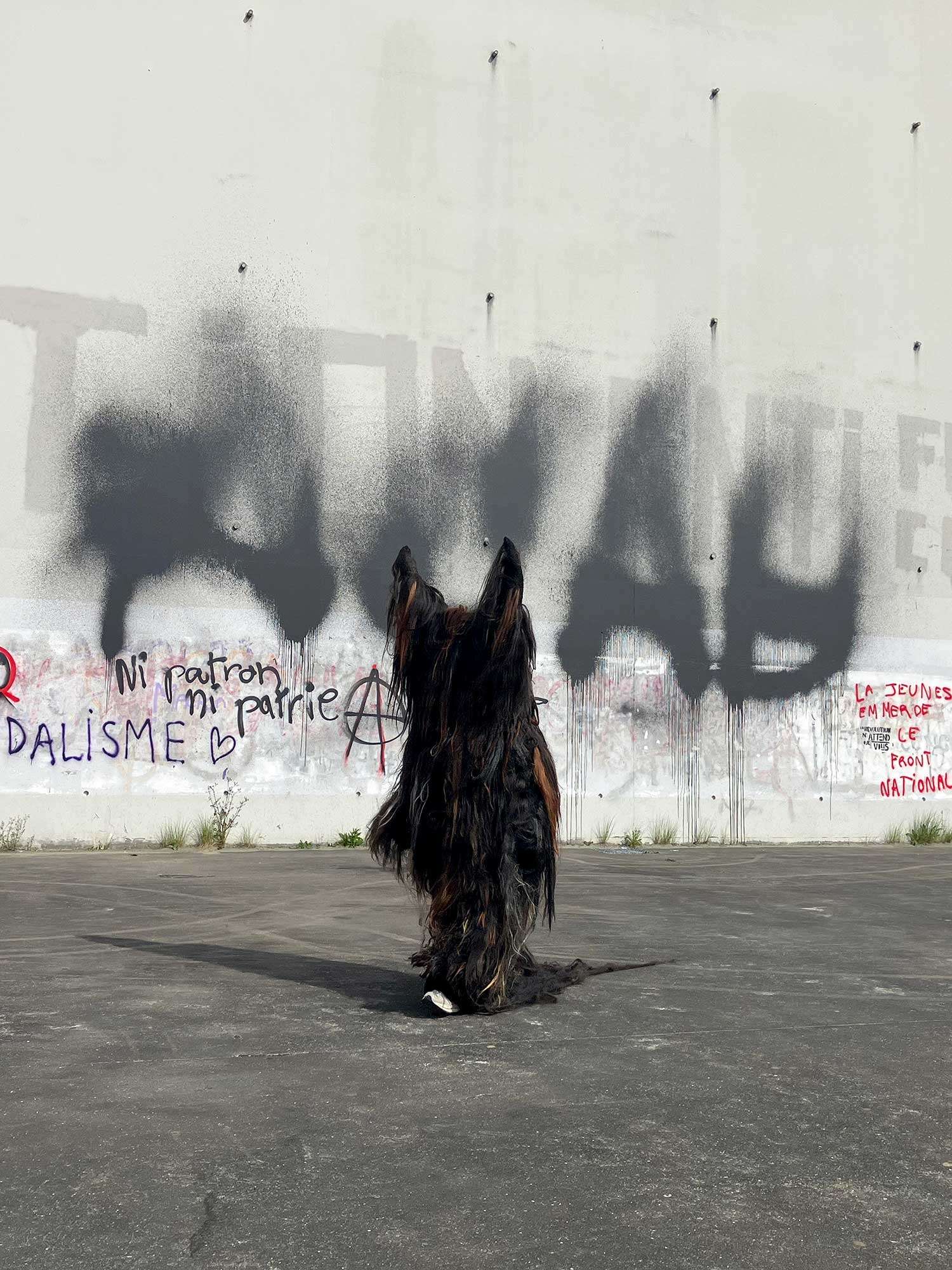 Personnage poilu dans en extérieur urbain