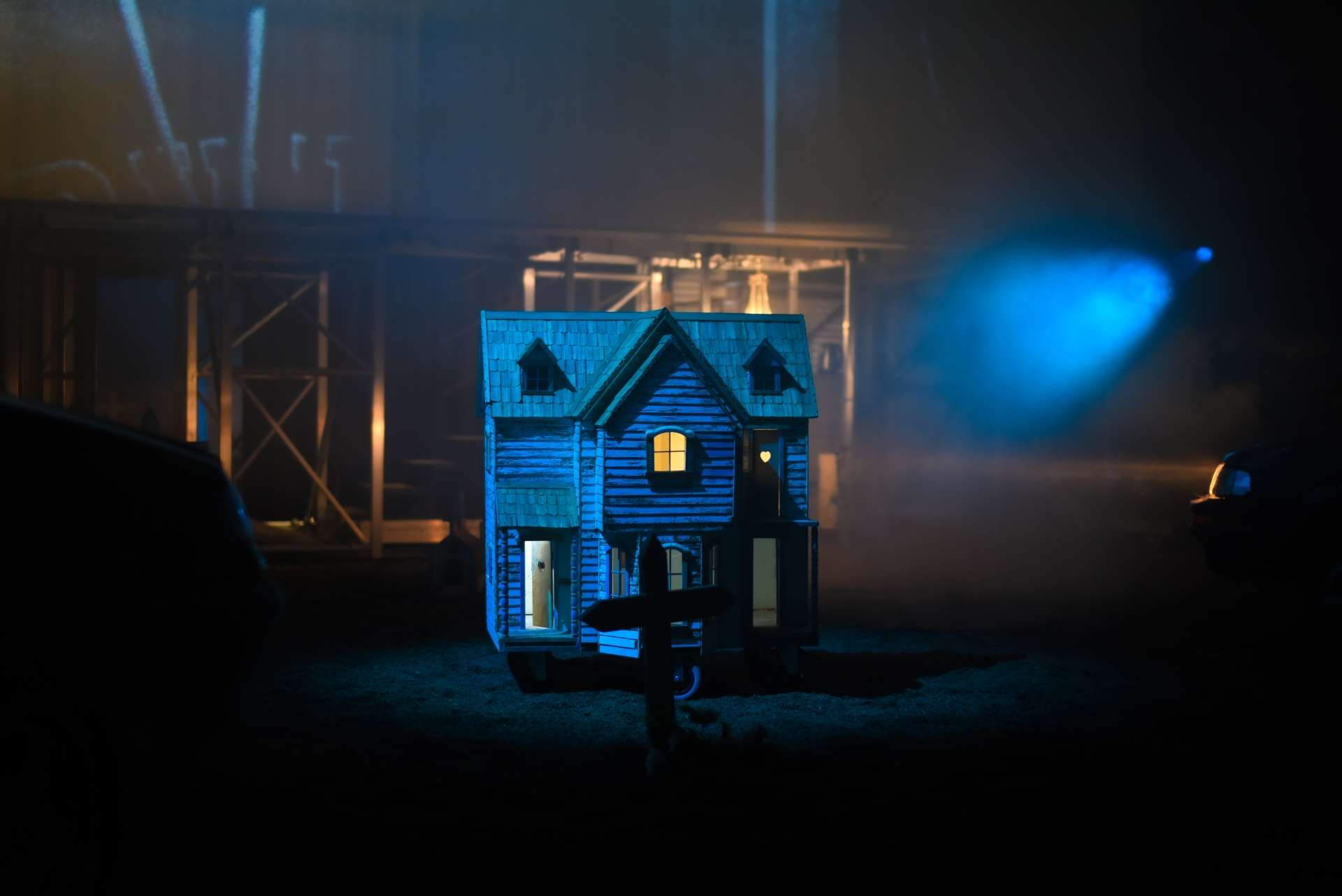 Maison de poupée en bois sur plateau