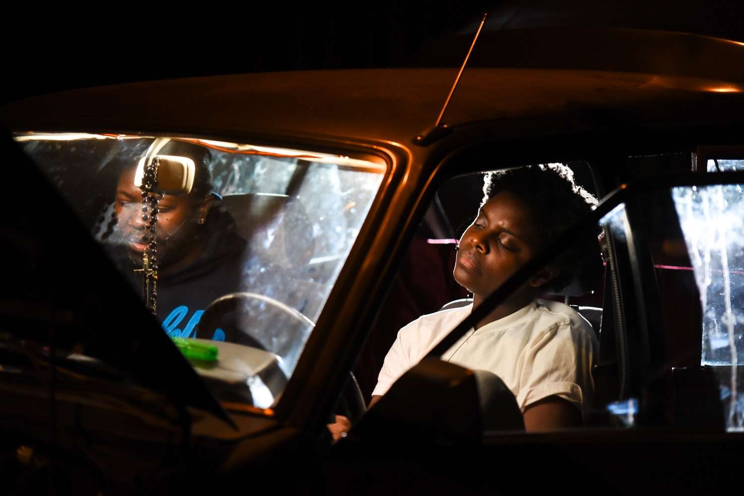 Deux personnages jeunes dans une voiture