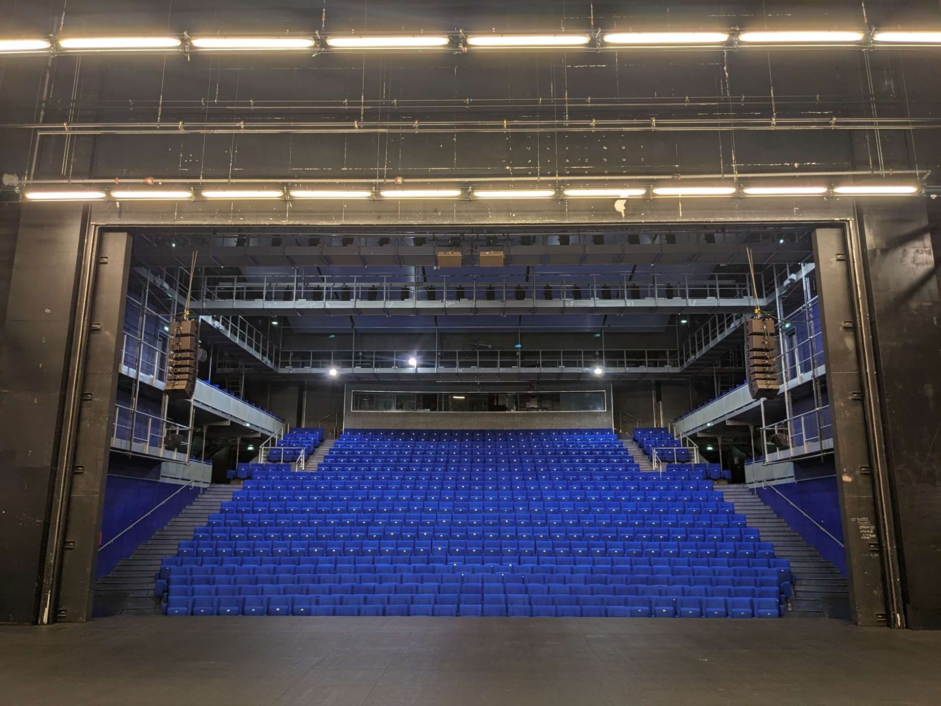 Salle Barrault, vue du plateau avec la scène puis les fauteuils bleus 