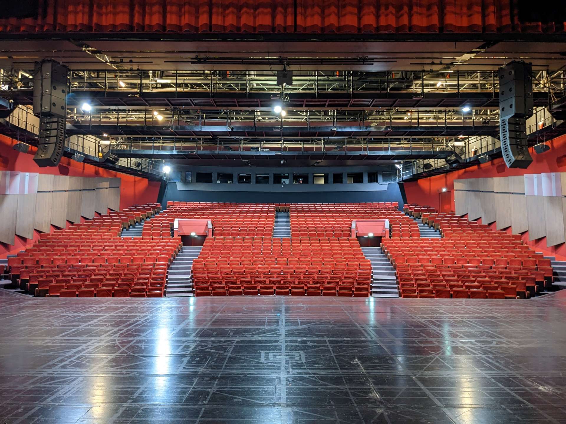 Salle Touchard, vue du plateau avec la scène puis les fauteuils rouges. 