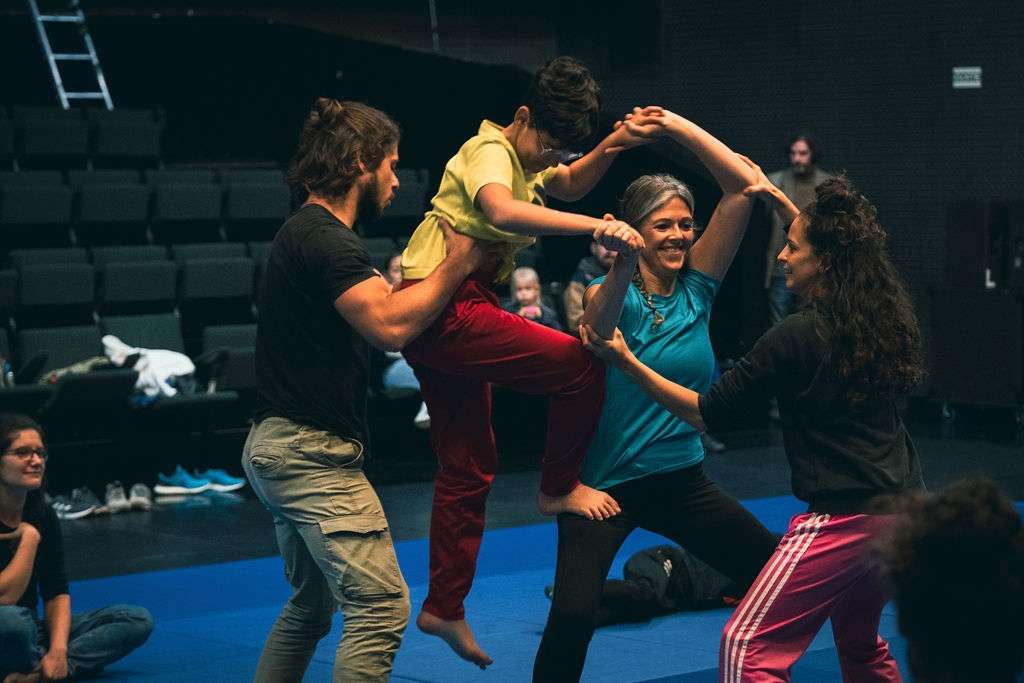 Réalisation d'un portée acrobatique lors d'un atelier cirque. 